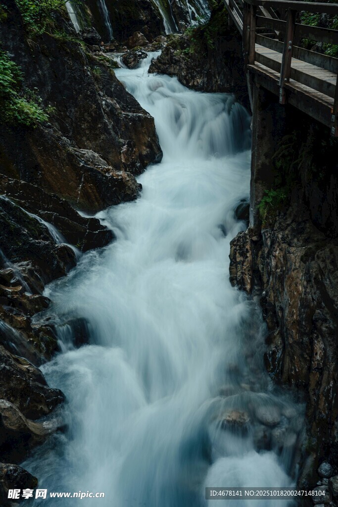 山间溪流潺潺流淌
