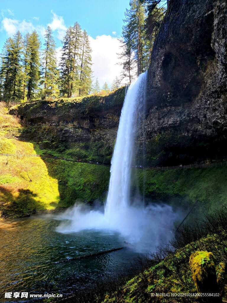 山间飞瀑自然清新美景