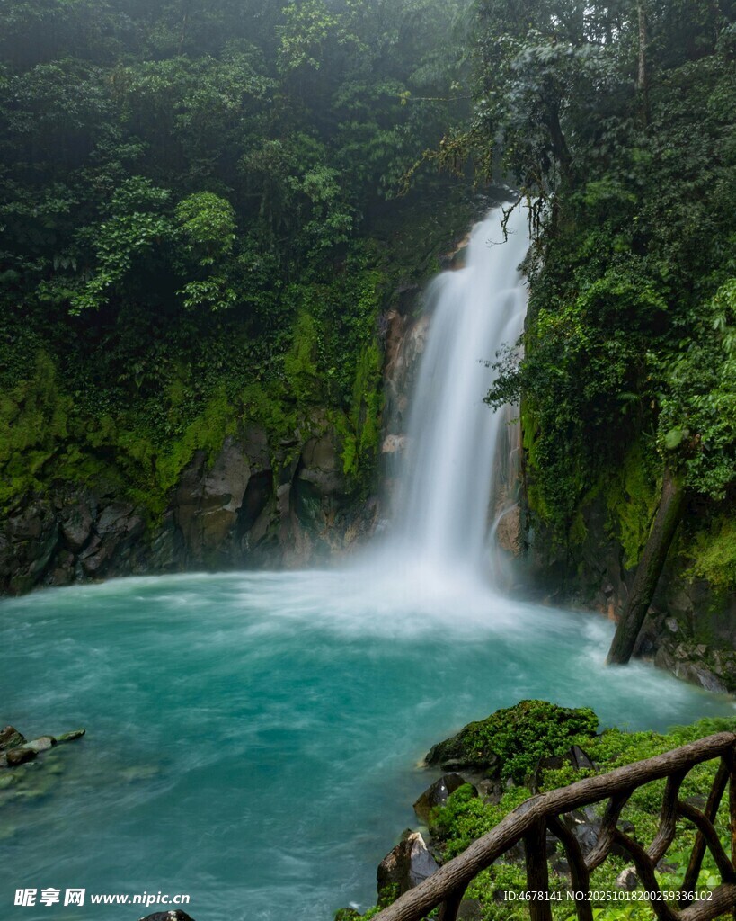 山间蓝瀑自然清幽美景