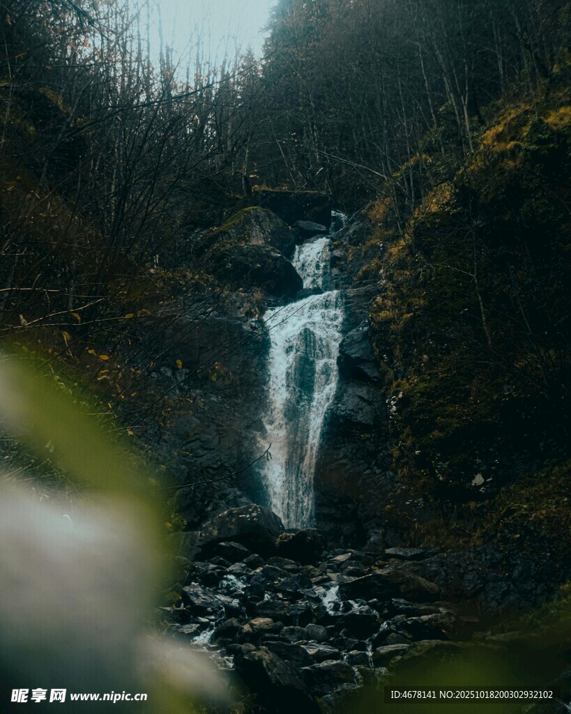 山间瀑布自然清幽之景