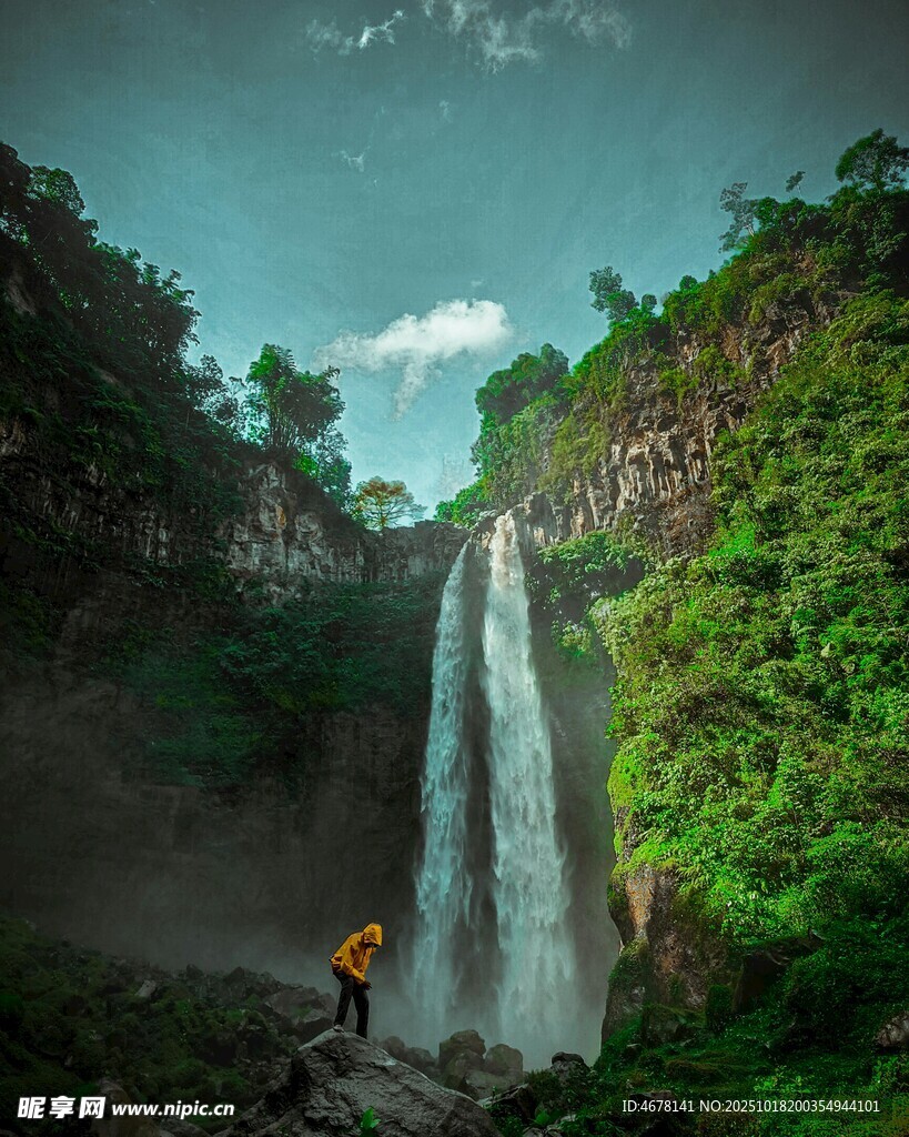 壮观瀑布下的自然美景