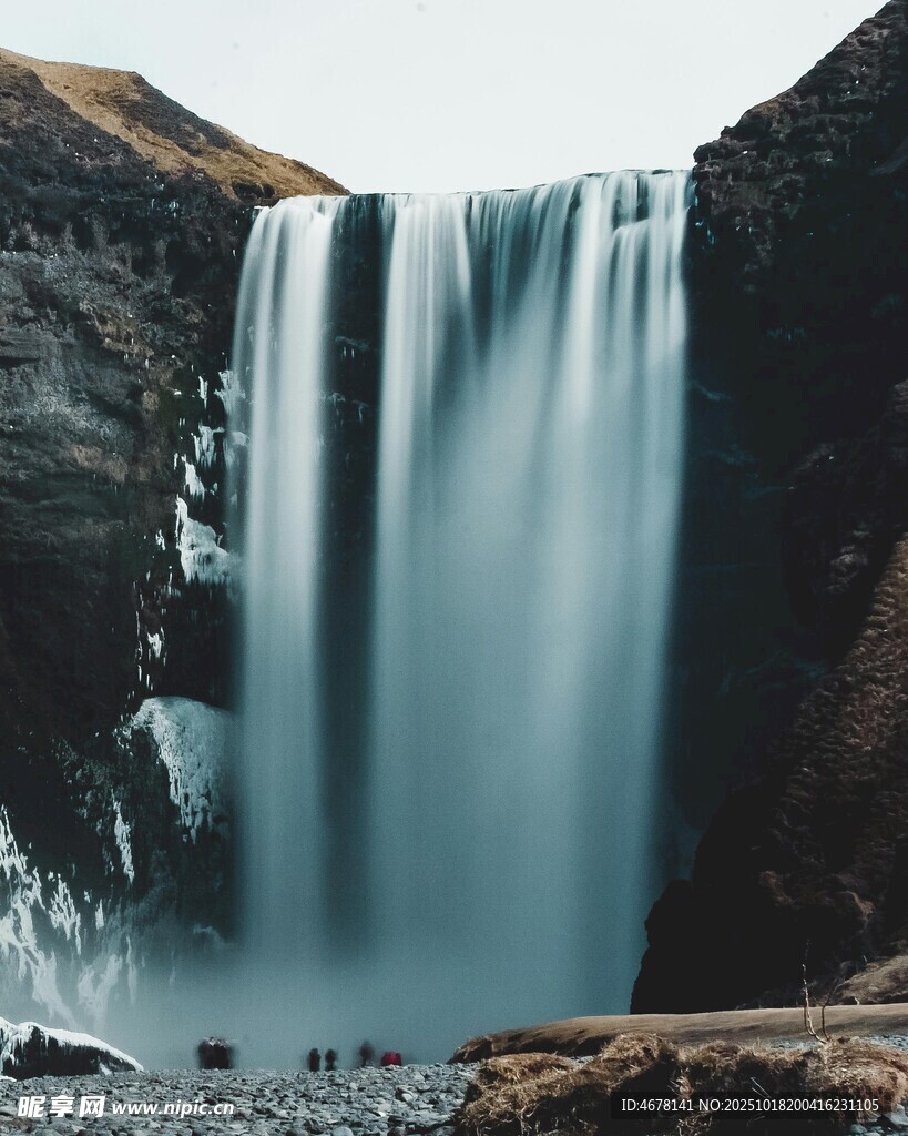 壮观瀑布下的自然美景