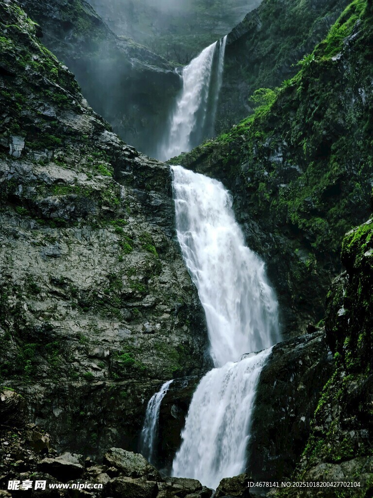 山间秀丽瀑布景观