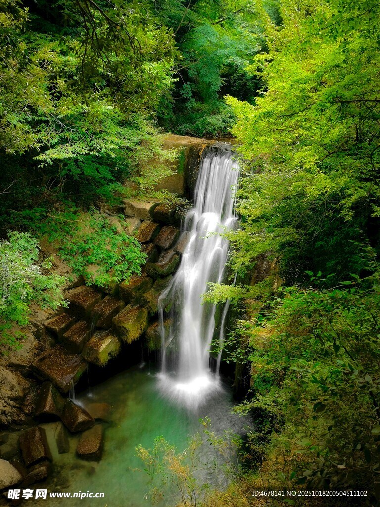 山间清幽小瀑布美景