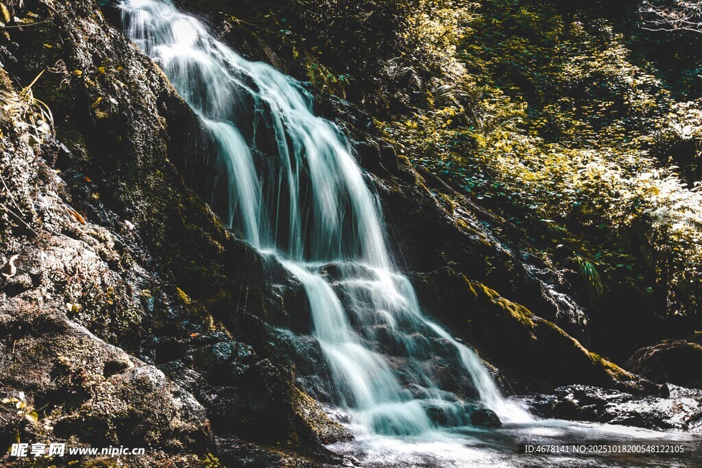 山间瀑布美景