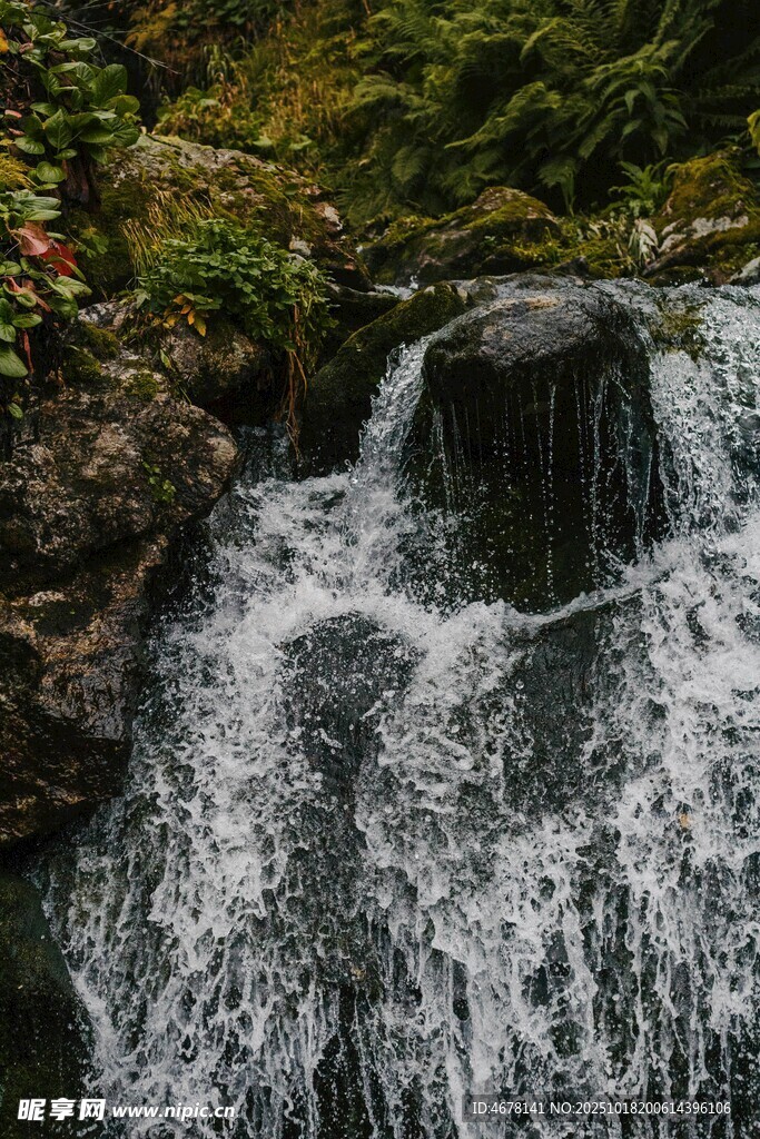 山间小瀑布流水景观