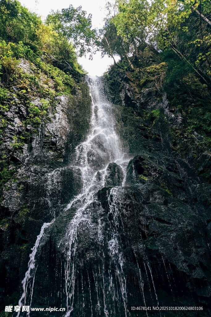 山间瀑布美景