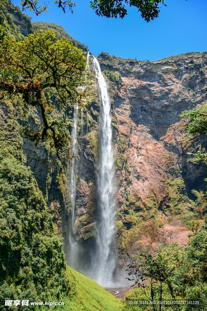 山间飞瀑美景