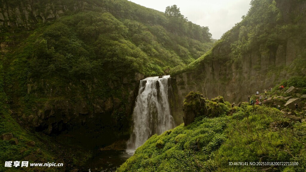 山间瀑布绿意盎然的美景
