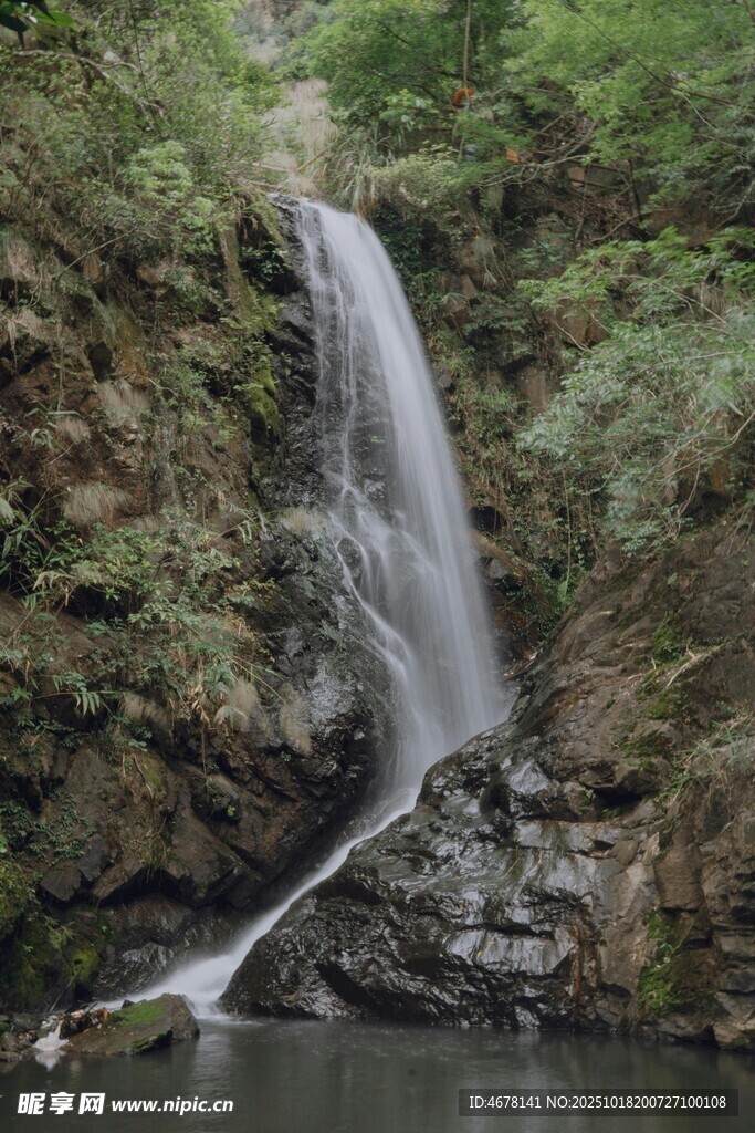 山间飞瀑自然清幽之景