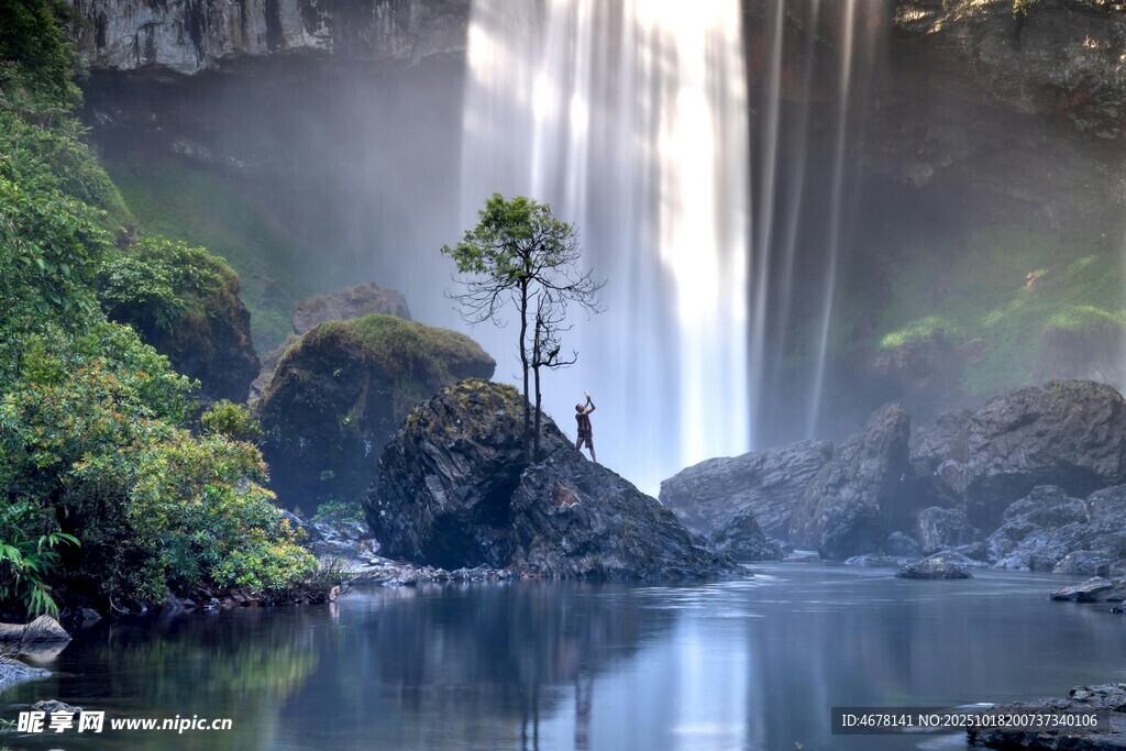 壮观瀑布下的静谧山水景