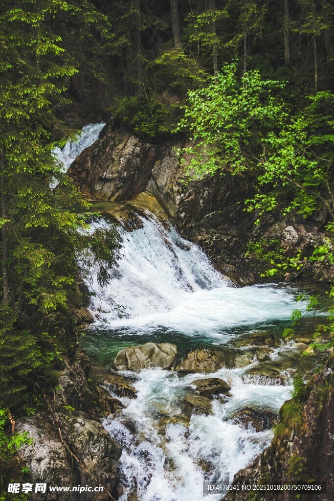 山间溪流瀑布美景
