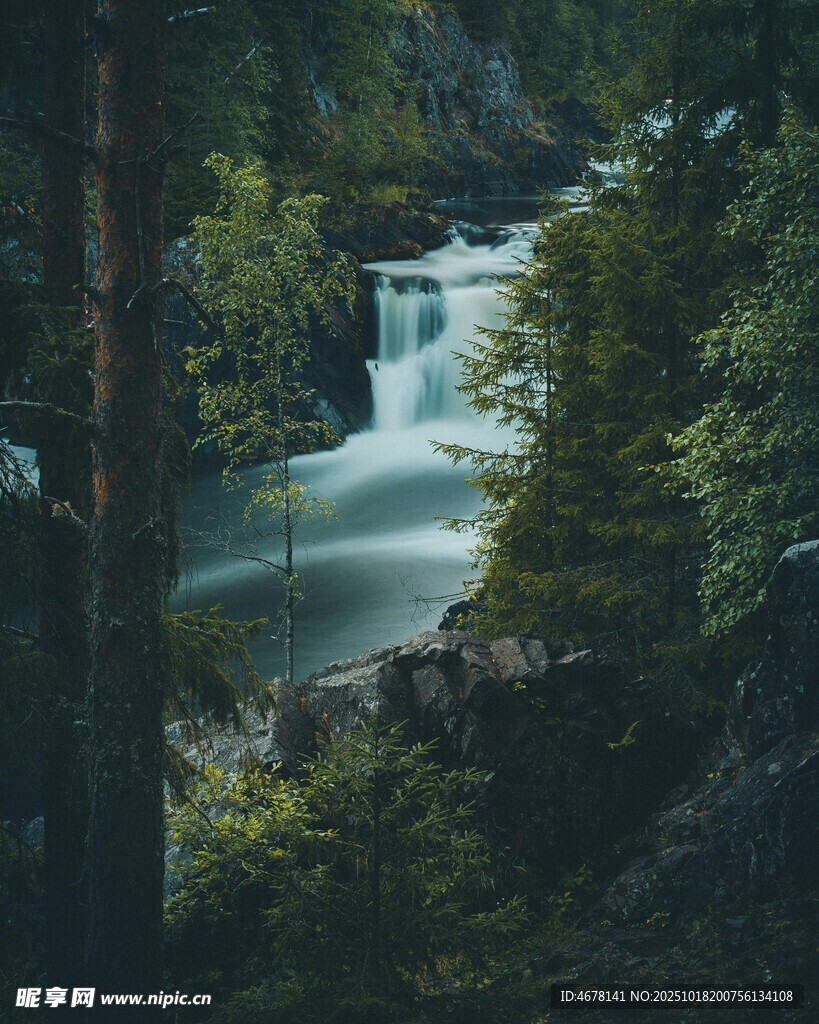 林间瀑布自然清幽之景