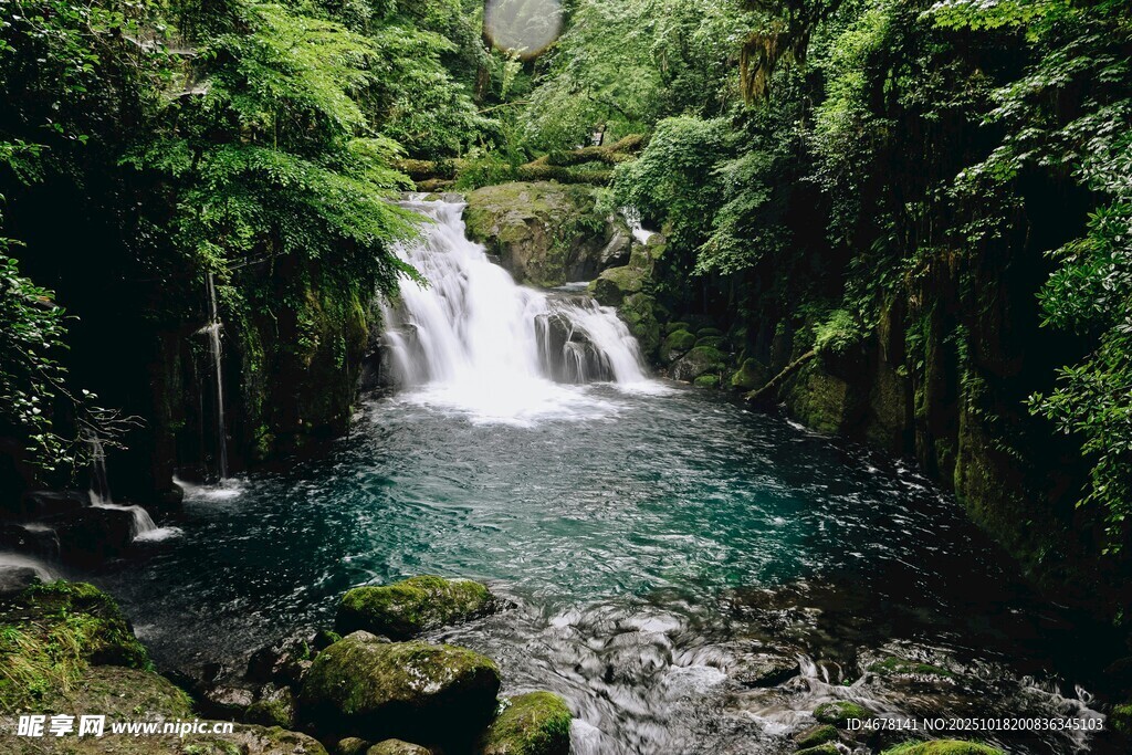 山间瀑布下的清幽碧绿潭水