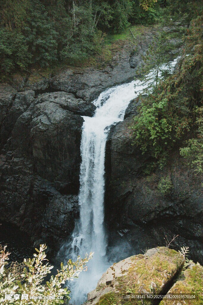 山间瀑布景观