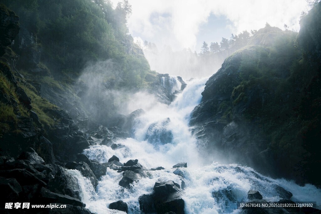 山间壮丽瀑布景观