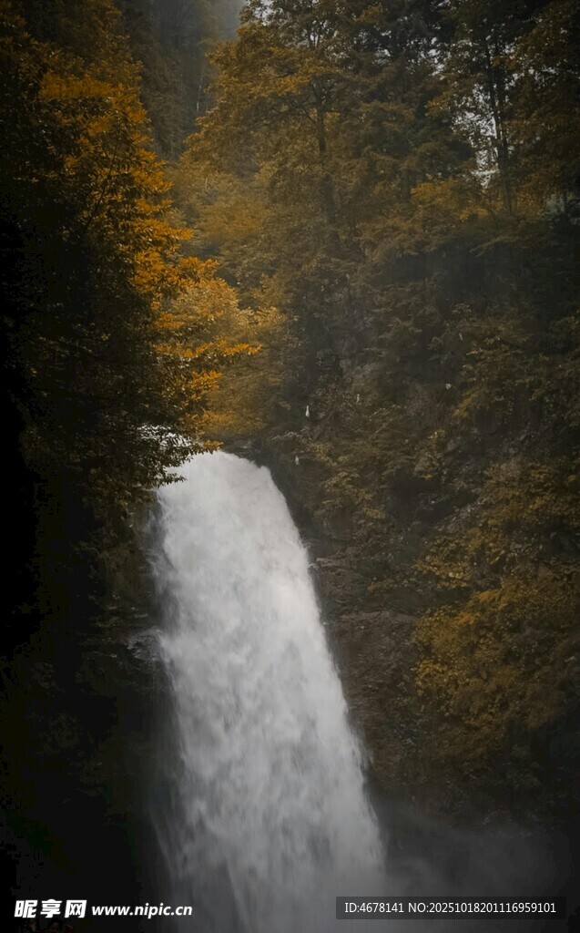 山间飞瀑秋色中的自然美景