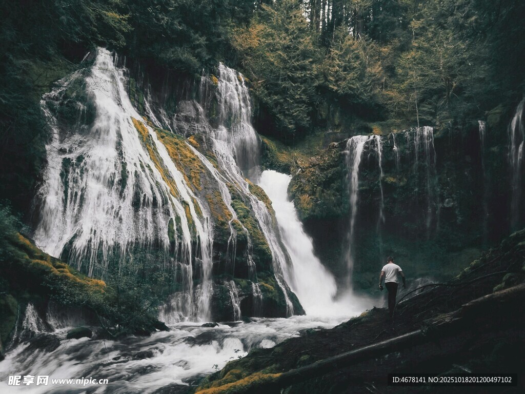 山林间的壮丽瀑布景观