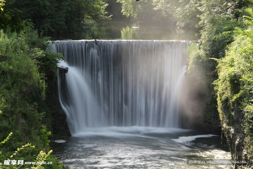 山间瀑布绿意环绕的美景