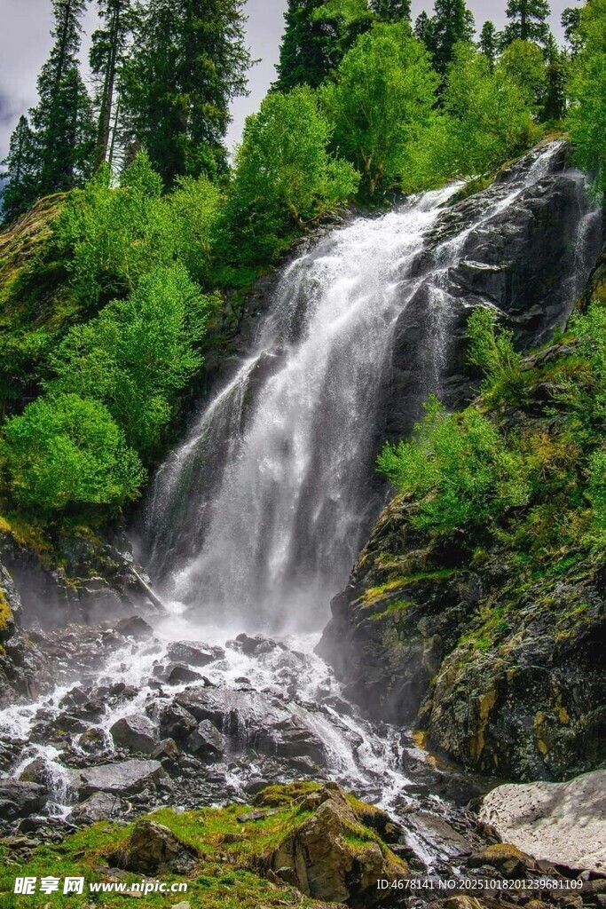 山间瀑布绿意盎然的美景