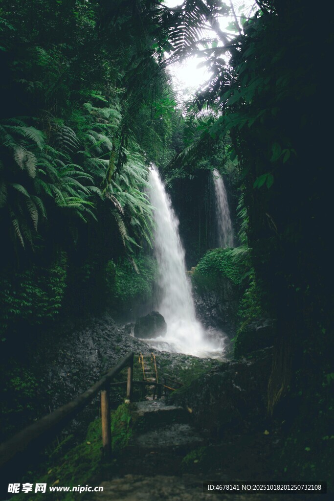 山间瀑布下的幽美小径