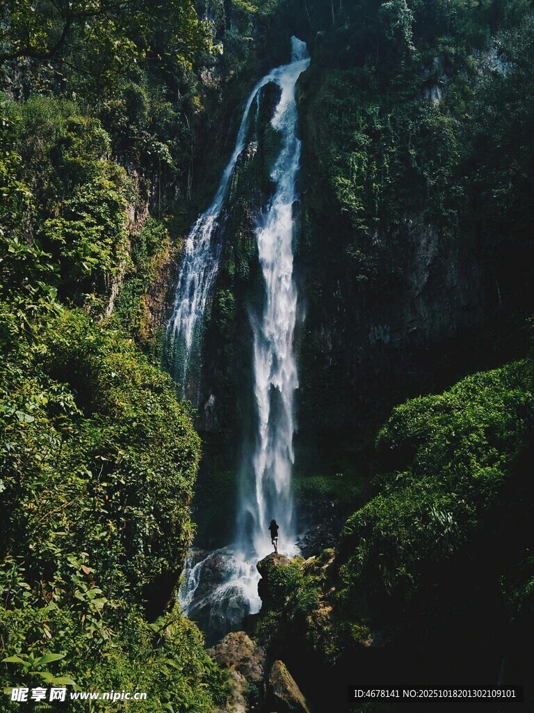山间飞瀑绿意环绕的美景