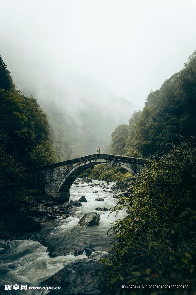 雾中桥畔山水静谧之景
