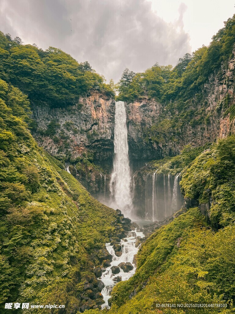 山间壮丽瀑布景观