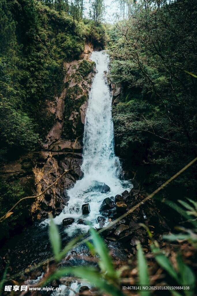 山林间的壮美瀑布景观
