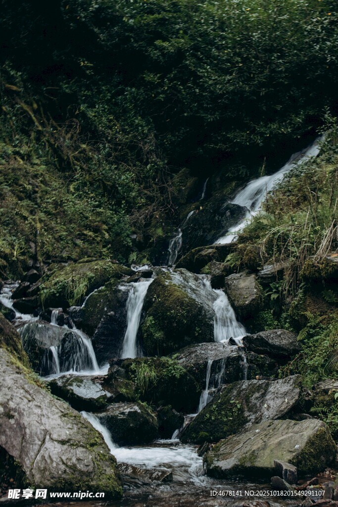 山间溪流瀑布自然美景