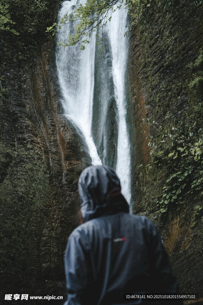 人赏瀑布美景