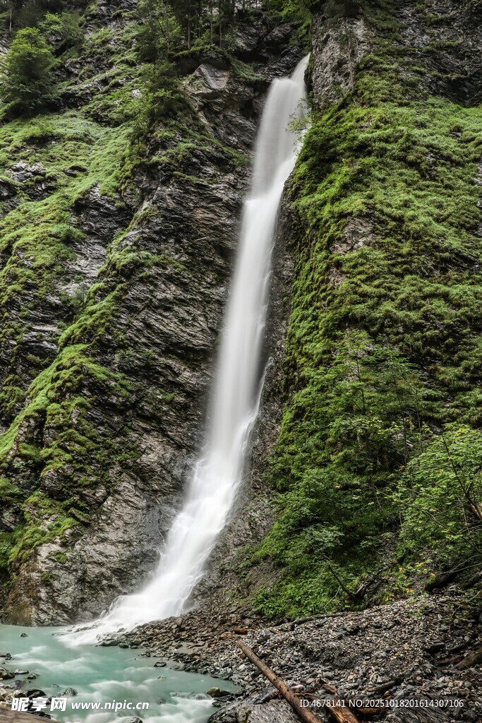 山间飞瀑下的碧绿潭水