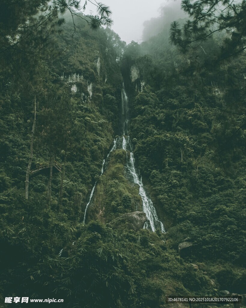 山林间的隐秘瀑布景观