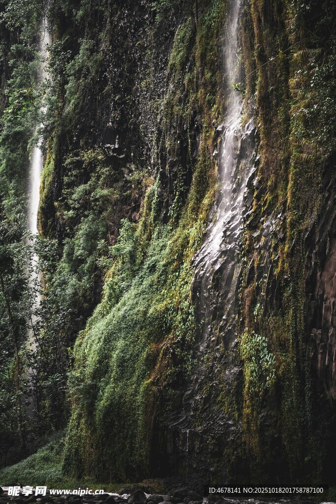 山间翠绿瀑布自然美景