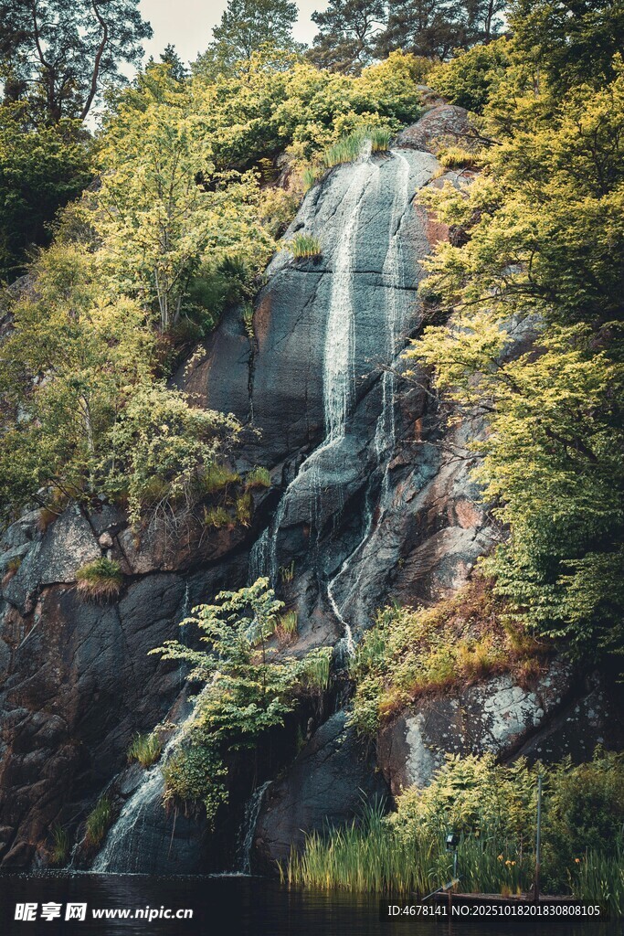 山间瀑布绿意环绕的美景