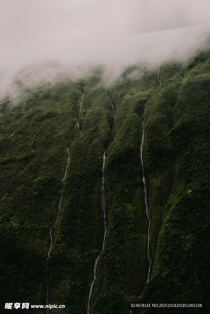 云雾缭绕的翠绿山峦