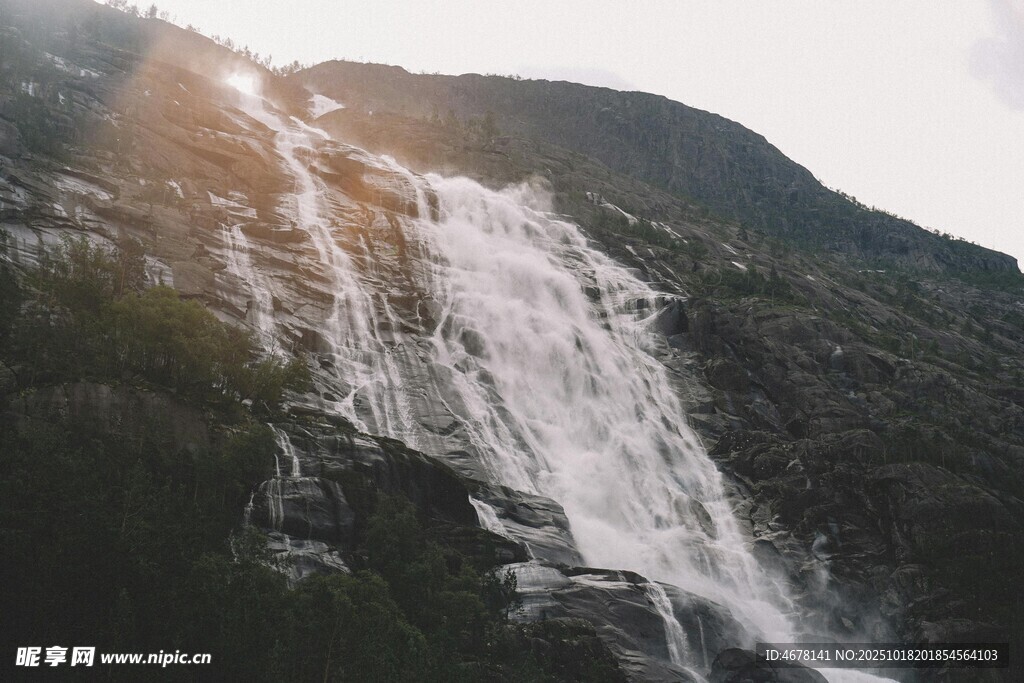 山间瀑布阳光洒落美景