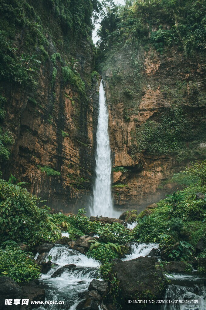 山间瀑布下的自然美景