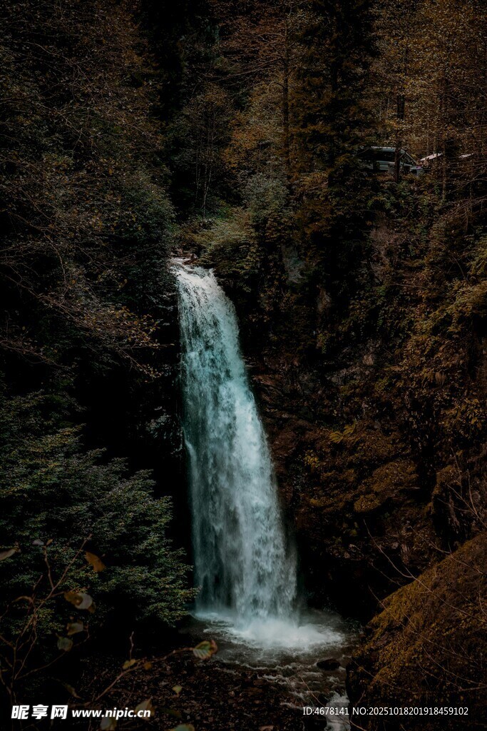 山间瀑布自然清新之景