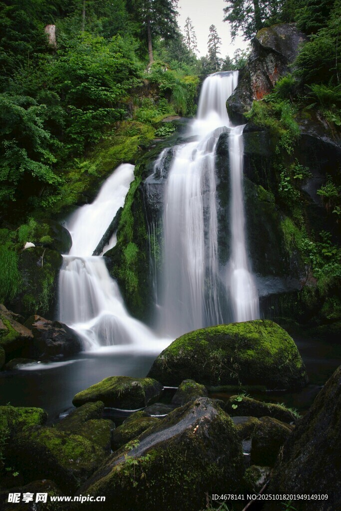 山间瀑布绿意盎然之景