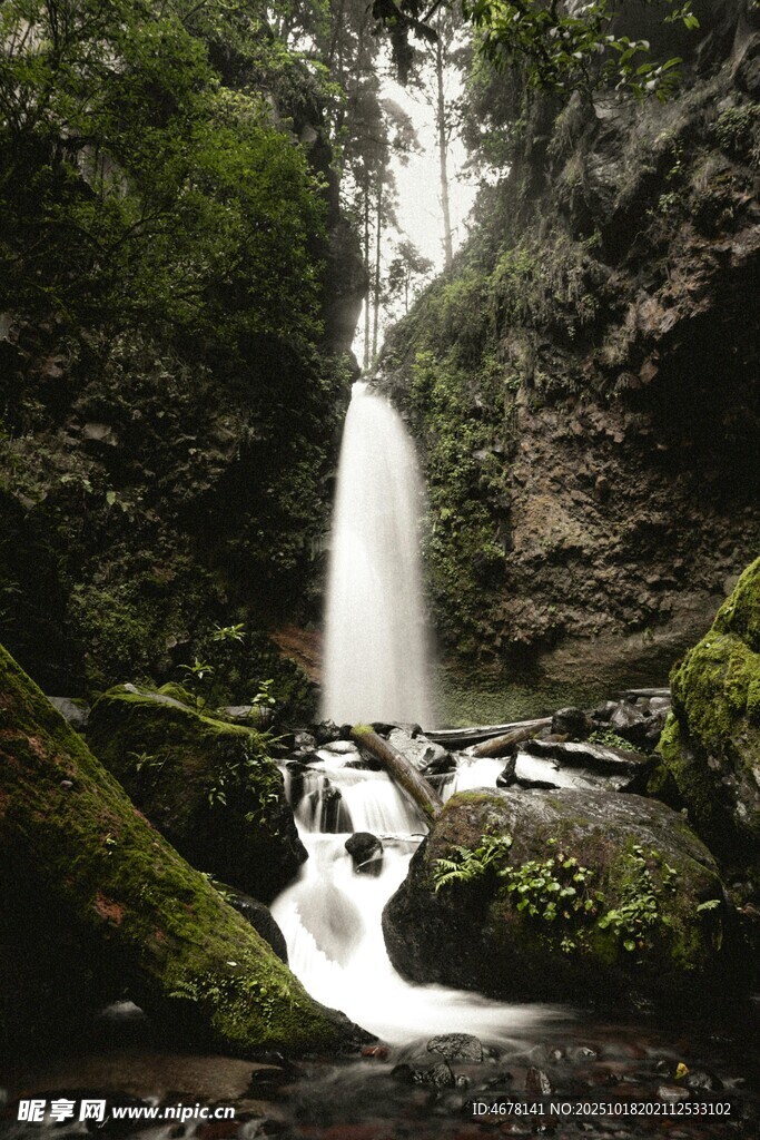 山间瀑布自然清幽之景
