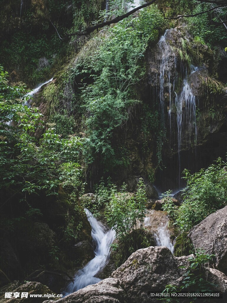 山间潺潺溪流瀑布美景