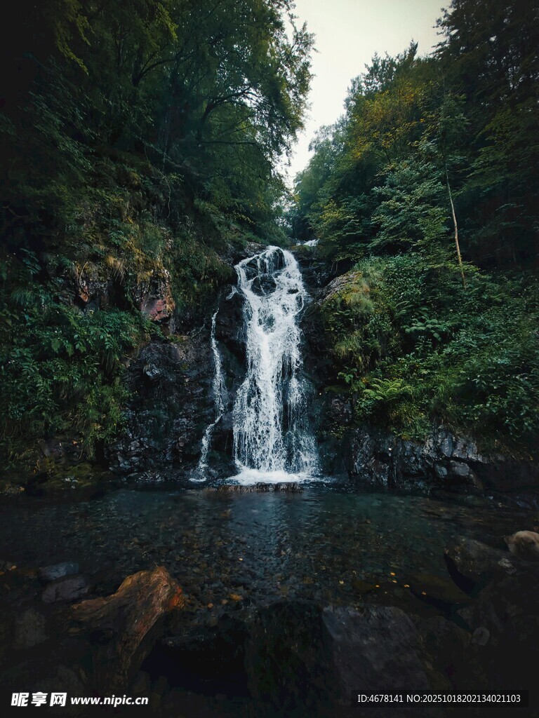 山间瀑布下的清幽潭水