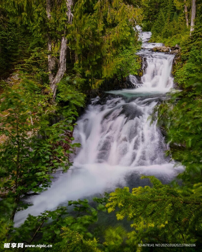 山间瀑布绿意环绕的美景