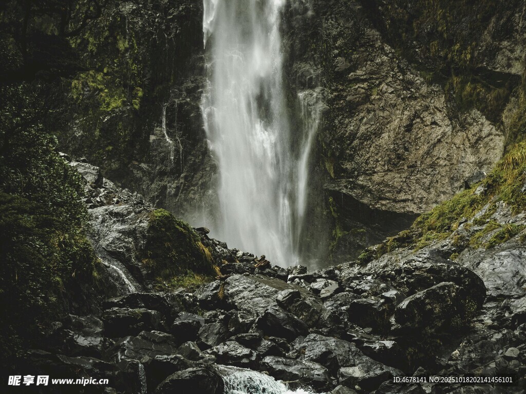 山间瀑布倾泻的自然美景