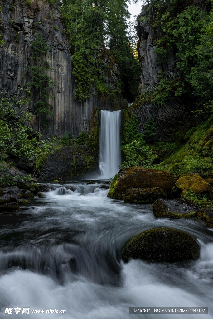 山间瀑布溪流自然美景