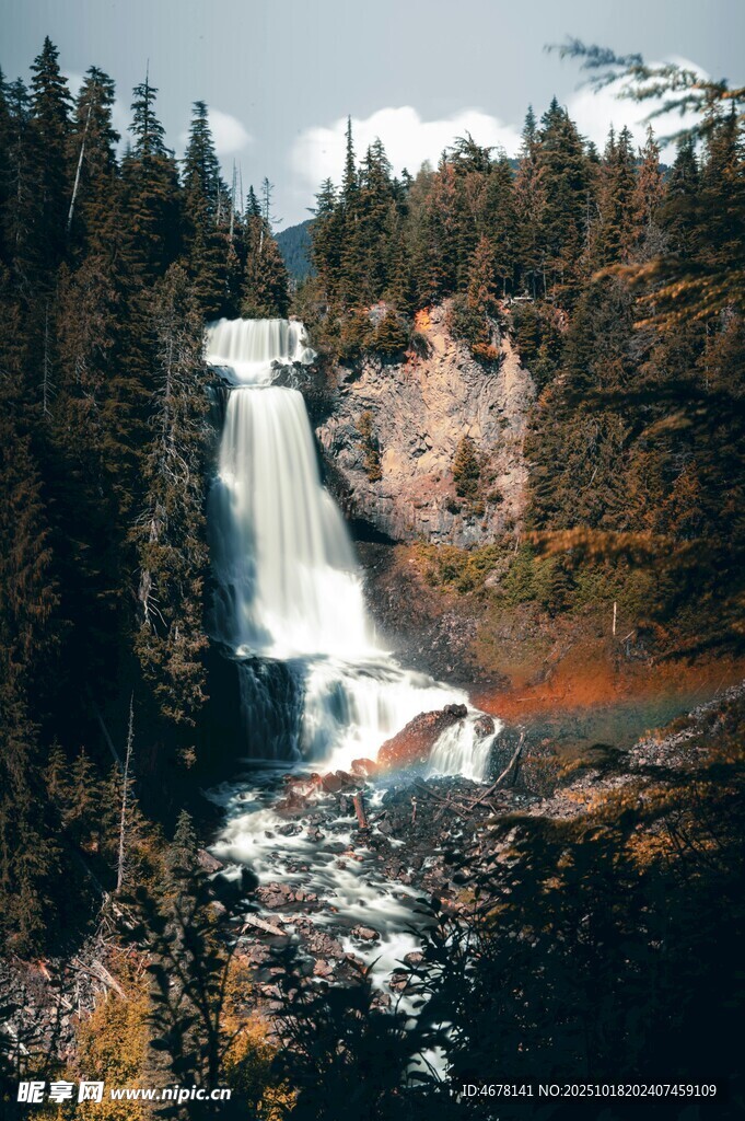 山间壮丽瀑布景观