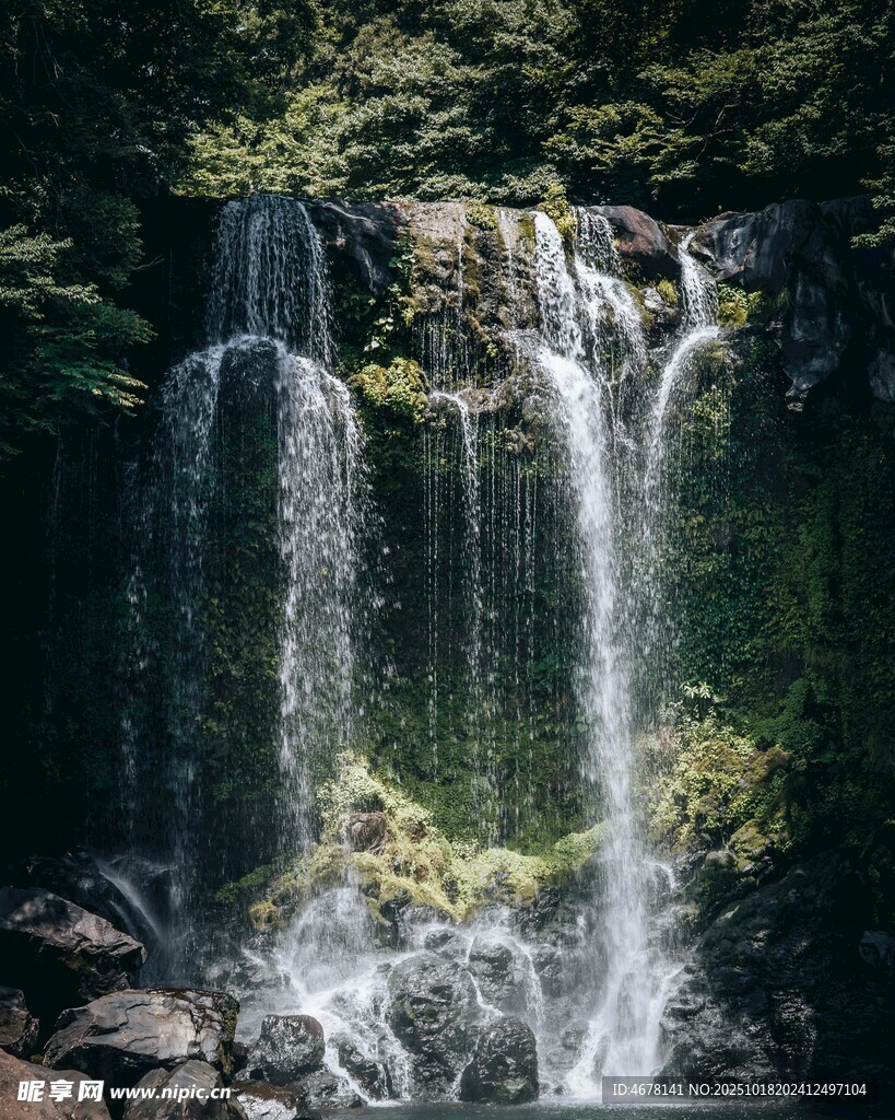 山间瀑布绿意环绕的美景