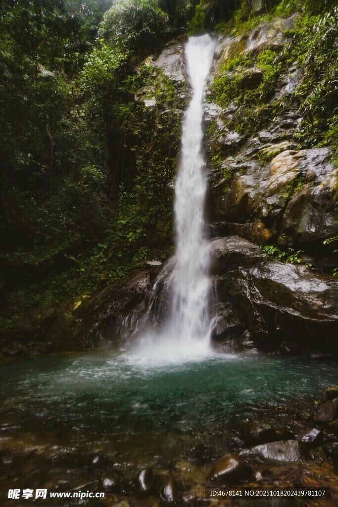 山间飞瀑下的碧绿潭水