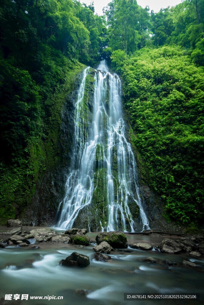 山间瀑布绿意盎然的美景